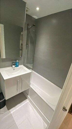 Shower, hair dryer, towels - Spacious & Bright Ground Floor Flat in Shadwell (London)