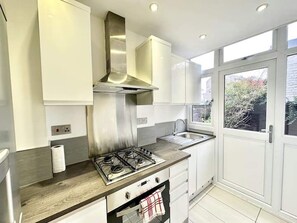 Fridge, microwave, oven, electric kettle - Spacious & Bright Ground Floor Flat in Shadwell (London)