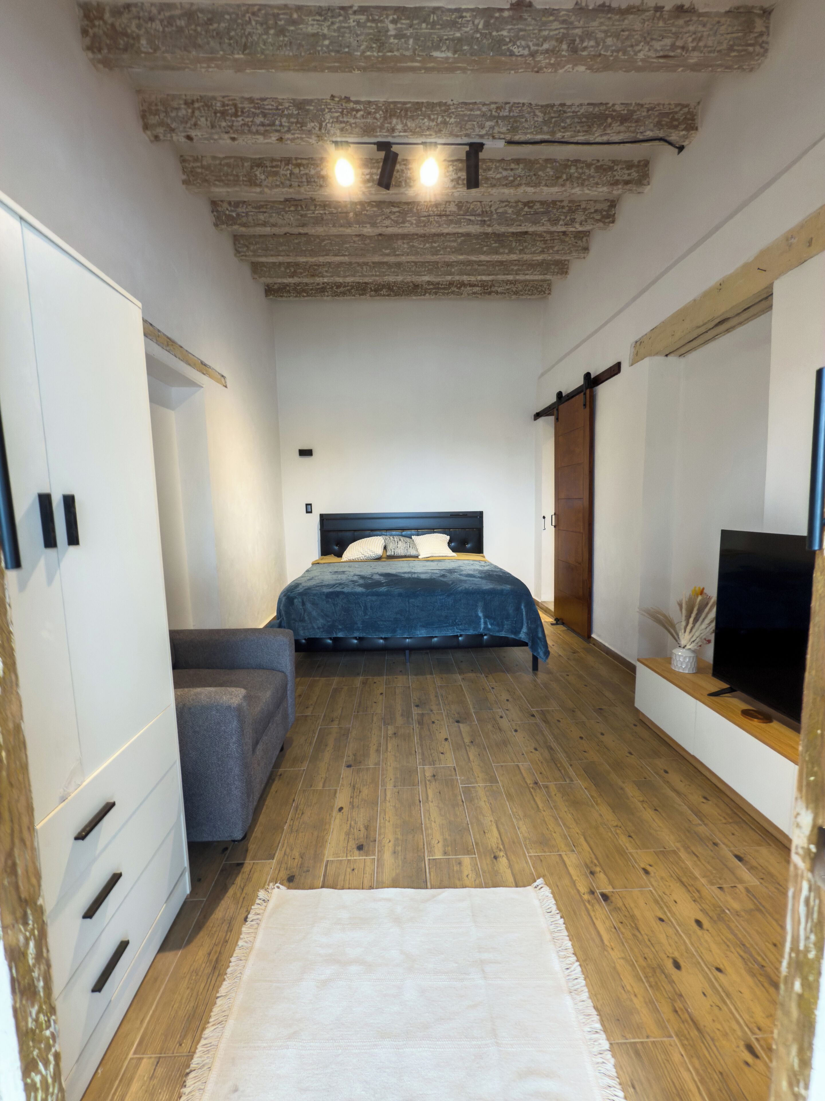 3 bedrooms, internet, bed sheets
