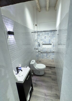 Douche, sèche-cheveux, serviettes fournies, savon