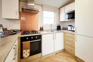 ثلاجة، ميكروويف، فرن، محمصة خبز