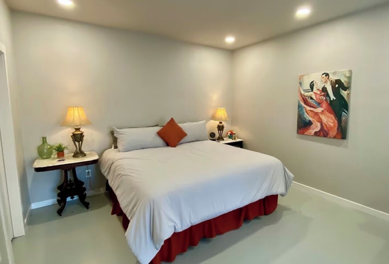 Tabla de planchar con plancha, wifi y ropa de cama 