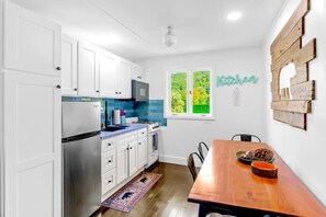 Microwave, oven, stovetop, coffee/tea maker - Log Cabin with modern comfort, hiking,fishing&more (Big Indian)