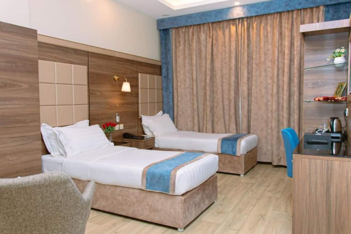 Kahden hengen huone (kaksi sänkyä) | Työpöytä, kannettavalle tietokoneelle sopiva työtila