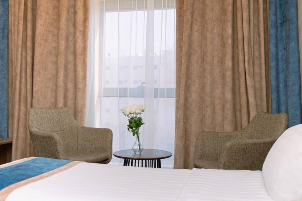 Työpöytä, kannettavalle tietokoneelle sopiva työtila