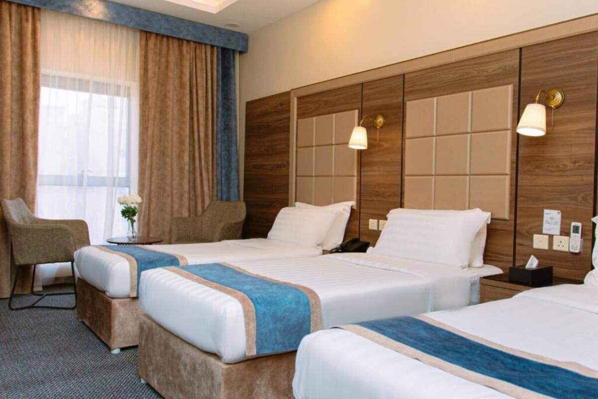 Kolmen hengen huone | Työpöytä, kannettavalle tietokoneelle sopiva työtila