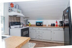 Microwave, oven, stovetop - Cozy Studio 2 blocks to beach, 1 block to grocery store, 4 blocks to pier! (Tybee Island)
