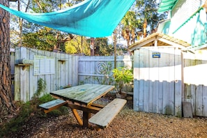 Outdoor dining - Cozy Studio 2 blocks to beach, 1 block to grocery store, 4 blocks to pier! (Tybee Island)