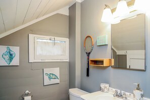 Shower, hair dryer, towels, soap - Cozy Studio 2 blocks to beach, 1 block to grocery store, 4 blocks to pier! (Tybee Island)
