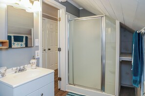 Shower, hair dryer, towels, soap - Cozy Studio 2 blocks to beach, 1 block to grocery store, 4 blocks to pier! (Tybee Island)