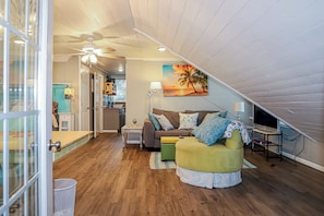 TV - Cozy Studio 2 blocks to beach, 1 block to grocery store, 4 blocks to pier! (Tybee Island)