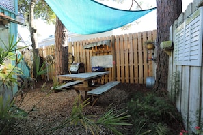 Outdoor dining - Cozy Studio 2 blocks to beach, 1 block to grocery store, 4 blocks to pier! (Tybee Island)