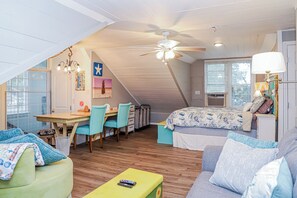 1 bedroom, iron/ironing board, WiFi, bed sheets - Cozy Studio 2 blocks to beach, 1 block to grocery store, 4 blocks to pier! (Tybee Island)