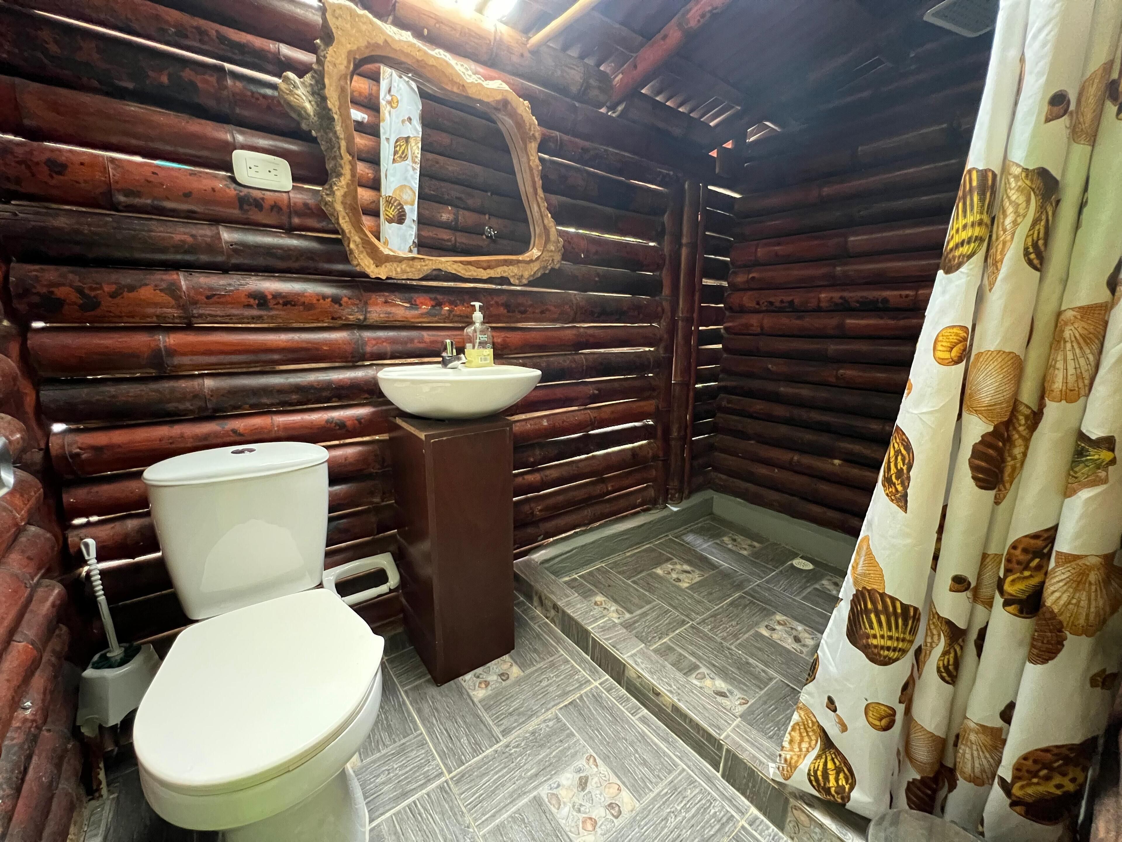 Kamar Double atau Twin Comfort, pemandangan danau | Kamar mandi