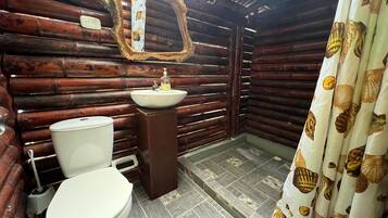 Kamar Double atau Twin Comfort, pemandangan danau | Kamar mandi