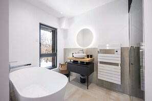 Shower, towels - Chalet Luxe Black Arves – Spacious Retreat with Nordic Spa, Sauna & Home Cinema (Fontcouverte-la-Toussuire)