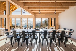 Dining - Chalet Luxe Black Arves – Spacious Retreat with Nordic Spa, Sauna & Home Cinema (Fontcouverte-la-Toussuire)