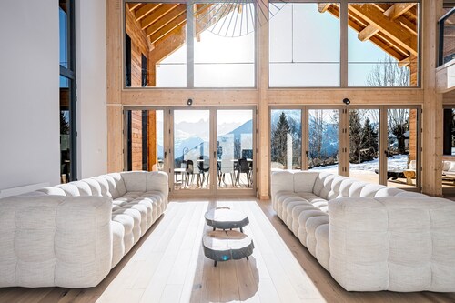 Chalet Luxe Black Arves – Spacious Retreat with Nordic Spa, Sauna & Home Cinema
