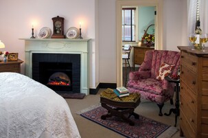 Escritorio, sistema de insonorización y tabla de planchar con plancha 