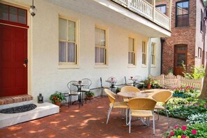 Elite Suite, Private Bathroom, Courtyard View | Outdoor dining - Rachaels Dowry Bed and Breakfast (Baltimore)