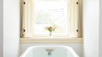 Grand Suite, 1 King Bed, Private Bathroom | Interior