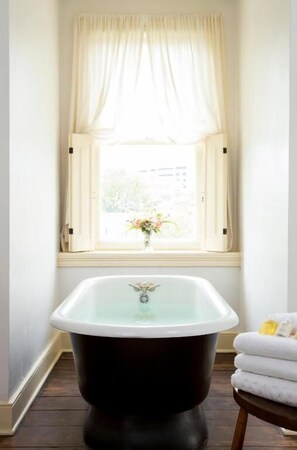 Suíte grand, 1 cama King, banheiro privativo | Parte interna