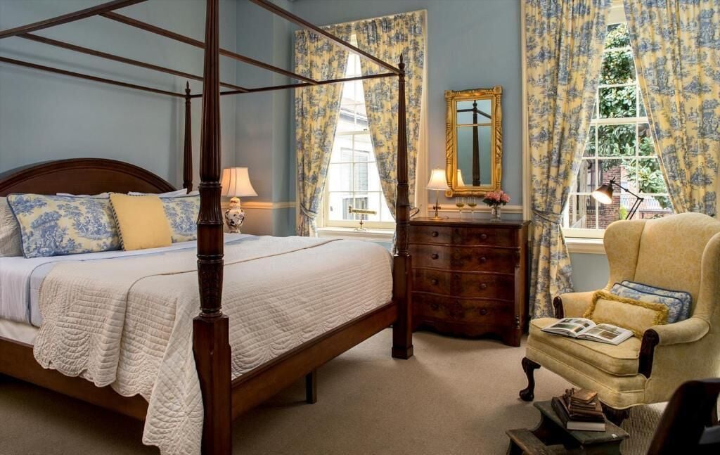 Deluxe Suite, 1 King Bed, Private Bathroom | Desk, soundproofing, iron/ironing board, free WiFi