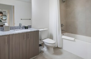 Secadora de cabello, toallas, jabón, papel de baño 