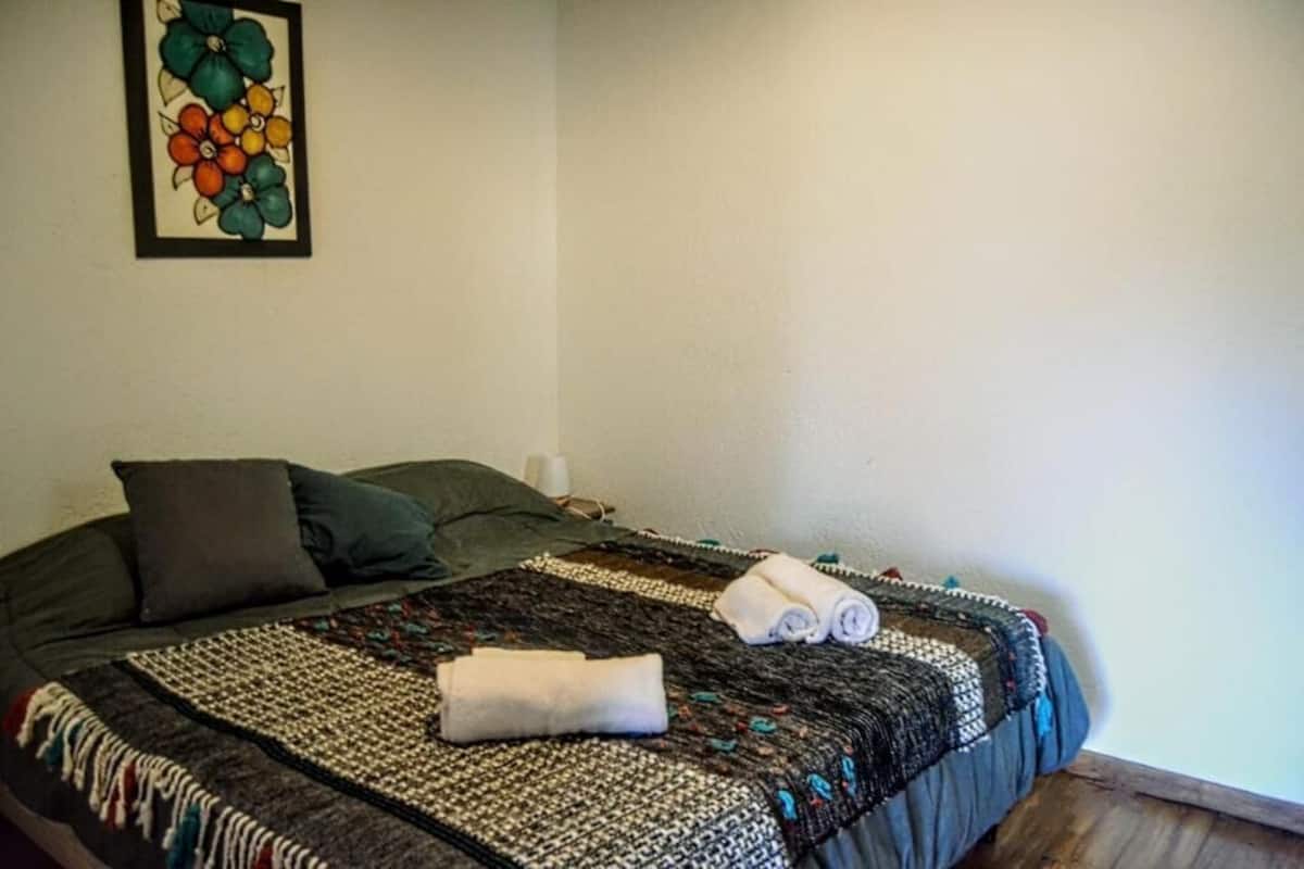 Comfort-Doppelzimmer, Terrasse, Blick auf den Innenhof | Verdunkelungsvorhänge, kostenloses WLAN, Rollstuhlgeeignet