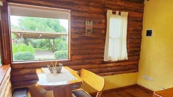 Comfort-Doppelzimmer, Terrasse, Blick auf den Innenhof | Speisen