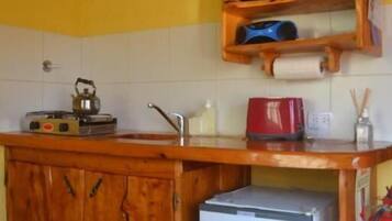 Comfort-Doppelzimmer, Terrasse, Blick auf den Innenhof | Eigene Küche