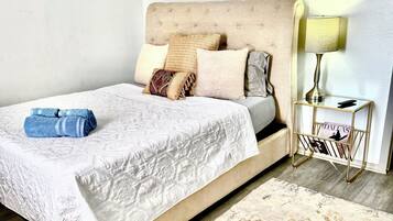 3 habitaciones, escritorio, tabla de planchar con plancha y wifi gratis