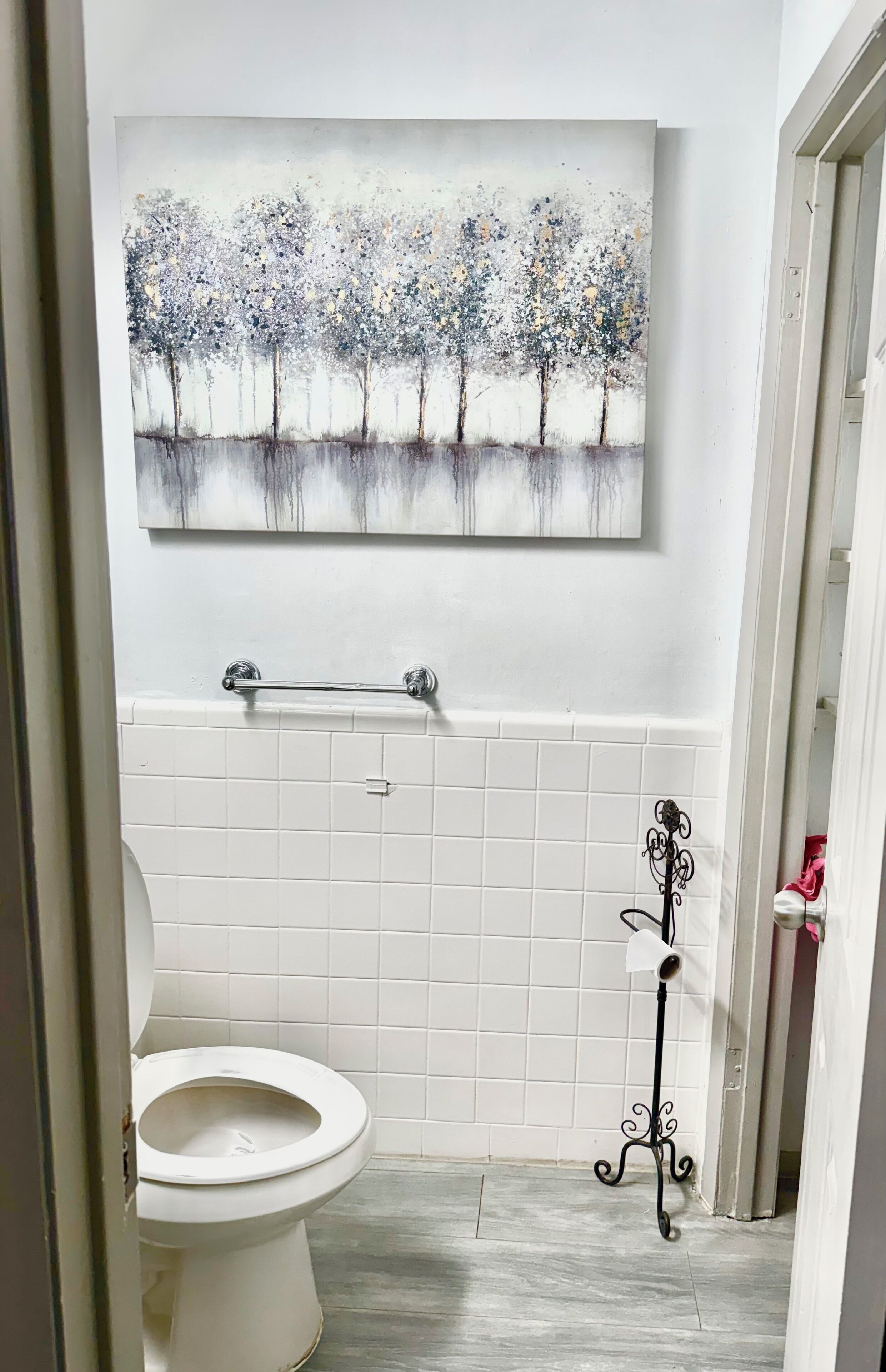 Haartrockner, Handtücher, Seife, Toilettenpapier