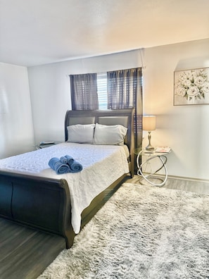 3 bedrooms, desk, iron/ironing board, free WiFi