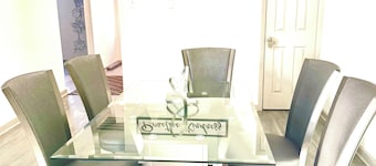 3-bedroom townhome Near Las Colinas