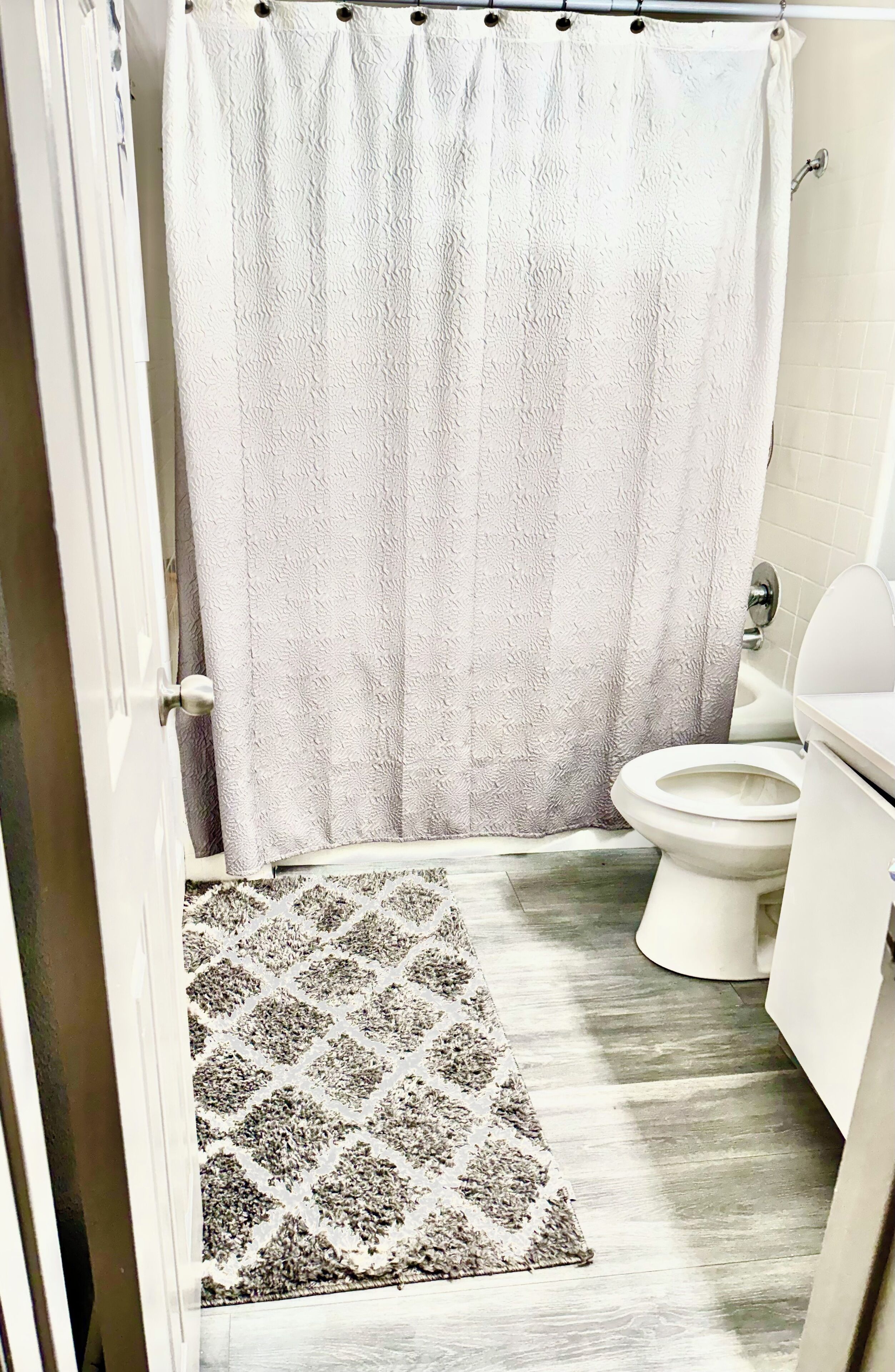 Haartrockner, Handtücher, Seife, Toilettenpapier