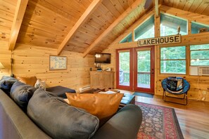 TV, books - Lakefront Community w/ Pool | Near Golf (Elmira)