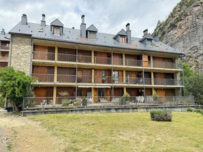 Exterior - LA TERRAZA DE ESCARRILLA, with swimming pool in summer. Skiing 15min Formigal and Panticosa (Escarrilla)