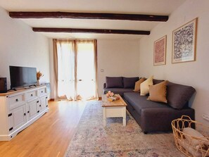 Living area - LA TERRAZA DE ESCARRILLA, with swimming pool in summer. Skiing 15min Formigal and Panticosa (Escarrilla)