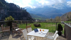 Unclassified image, 4 of 20, button - LA TERRAZA DE ESCARRILLA, with swimming pool in summer. Skiing 15min Formigal and Panticosa (Escarrilla)
