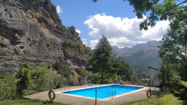Unclassified image, 1 of 20, button - LA TERRAZA DE ESCARRILLA, with swimming pool in summer. Skiing 15min Formigal and Panticosa (Escarrilla)