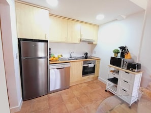 Private kitchen - LA TERRAZA DE ESCARRILLA, with swimming pool in summer. Skiing 15min Formigal and Panticosa (Escarrilla)