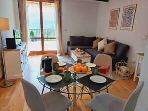 Living area - LA TERRAZA DE ESCARRILLA, with swimming pool in summer. Skiing 15min Formigal and Panticosa (Escarrilla)