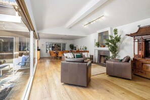 Fernseher, Kamin, Arbeitsbereiche