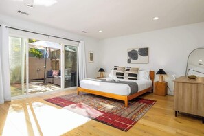4 Schlafzimmer, Schreibtisch, Bügeleisen/Bügelbrett, Reisekinderbett