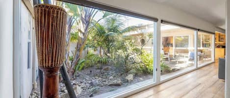 المنشأة من الداخل