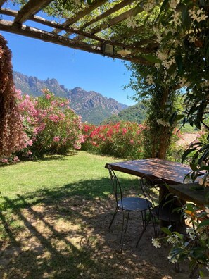 屋外ダイニングエリア