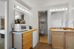 淋浴设施、吹风机、毛巾、卫生纸