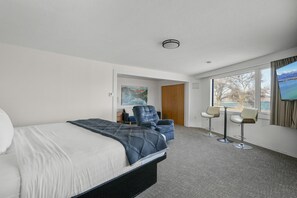 1 bedroom, iron/ironing board, WiFi, bed sheets - Junior Suite, 1 King Bed, Lake View (Polson)