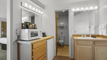 Regadera, secadora de cabello, toallas, jabón